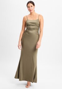 Olivgrünes Satin-Maxikleid mit Spaghettiträgern, gerafftem Detail an der Büste und einer glatten, fließenden Silhouette, die bis zum Boden fällt.