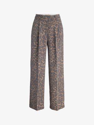 Széles szárú, magas derekú nadrág barna és fekete leopárdmintával, elöl hajtásokkal és övbújtatókkal.