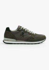 Olivgrüne Sneaker mit Obermaterial aus Wildleder, Mesh-Einsätzen, weißer Gummisohle und schwarzen Lederelementen. Mit einem Logo von Totenkopf und gekreuzten Knochen.