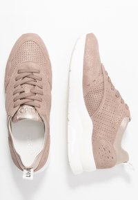 Jasnoróżowe zamszowe sneakersy z perforowanymi detalami, gładkimi akcentami i białymi gumowymi podeszwami. Posiadają sznurowanie oraz logo na pętli pięty.