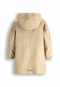 Beżowa kurtka z kapturem o gładkiej fakturze. Posiada nadrukowany tekst z tyłu oraz metkę z logo na dole. Kurtka ma średnią długość i casualowy krój.