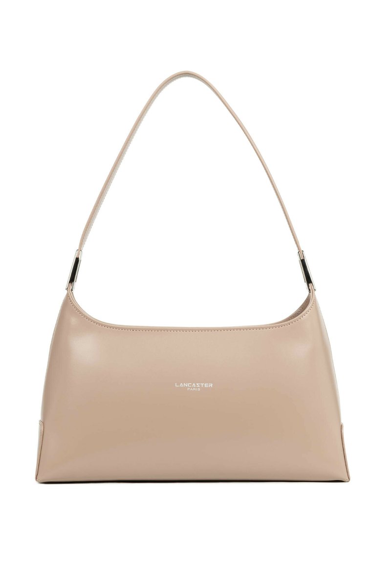 Borsa a tracolla in pelle beige con una texture liscia, una forma arrotondata e un logo argento sulla parte anteriore; presenta un manico sottile e curvo.