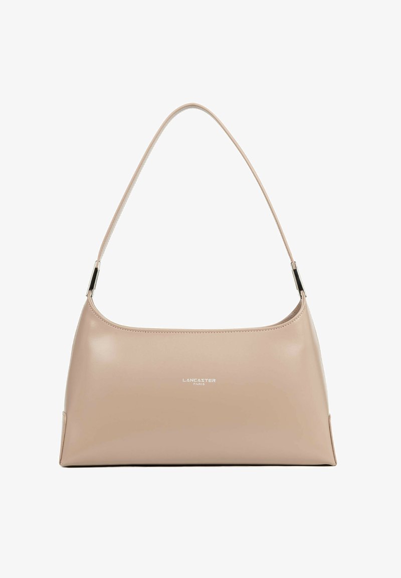 Borsa a tracolla in pelle beige con una texture liscia, una forma arrotondata e un logo argento sulla parte anteriore; presenta un manico sottile e curvo.