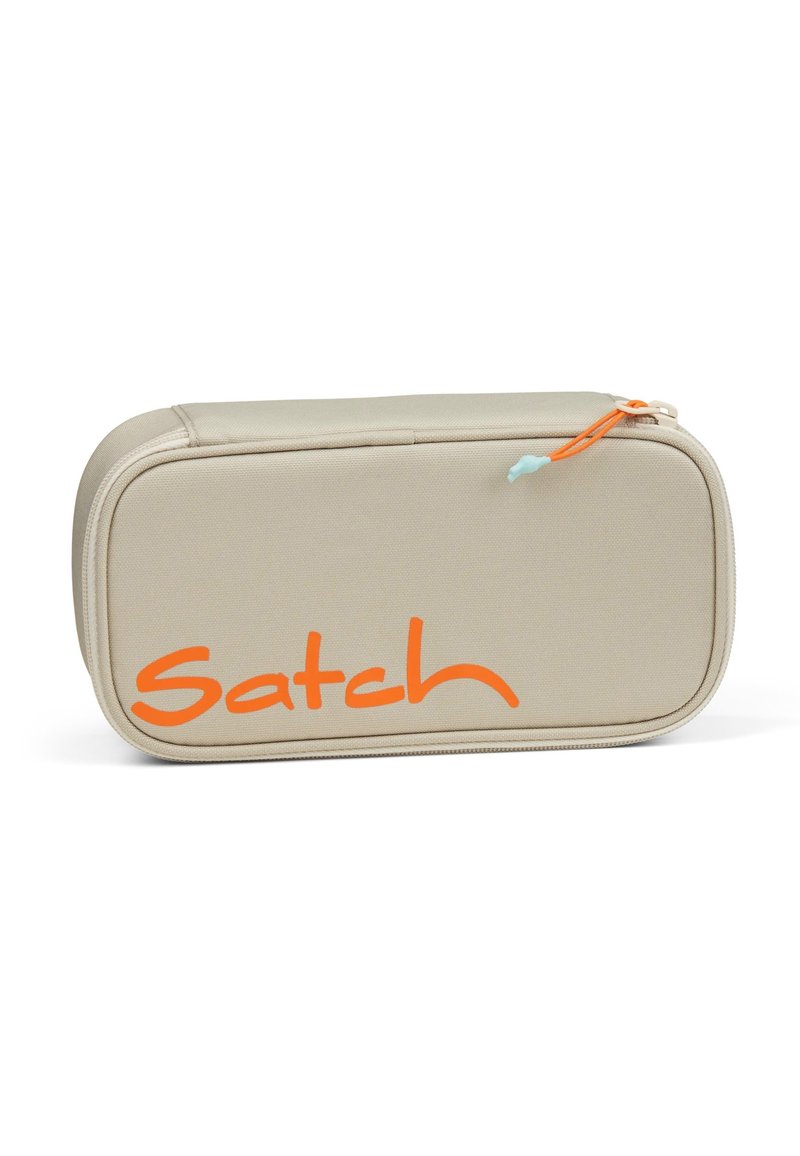 Beige Aufbewahrungskoffer mit glatter Textur, abgerundeten Kanten, orangefarbenem Reißverschluss-Zipper und großem orangefarbenen "Satch"-Logo auf der Vorderseite.