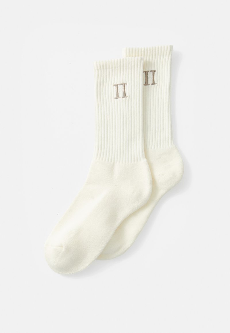 Vita bomullssockor med ribbad textur, som har en liten broderad "II" i beige på varje socka. Klassisk längd för ankelsockor.