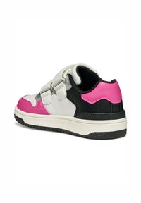 Sneaker bianco e rosa con tomaia in sintetico liscio, collo imbottito e dettagli neri. La suola è texturizzata con un motivo di grip in gomma.