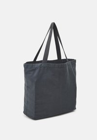Grå stoff totebag med to mørkegrå stropper, rektangulær form og myk tekstur. Åpen topp uten lukking, minimalistisk design.