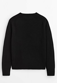 Zwarte gebreide trui met een ronde halslijn, lange mouwen en geribbelde boorden. Glad textuur, eenvoudig ontwerp en geen zichtbare patronen.