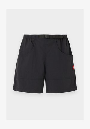 Zwarte casual shorts met een geïntegreerde riem, twee voorzakken, brede pijpen en een klein rood logotag aan de rechterkant.