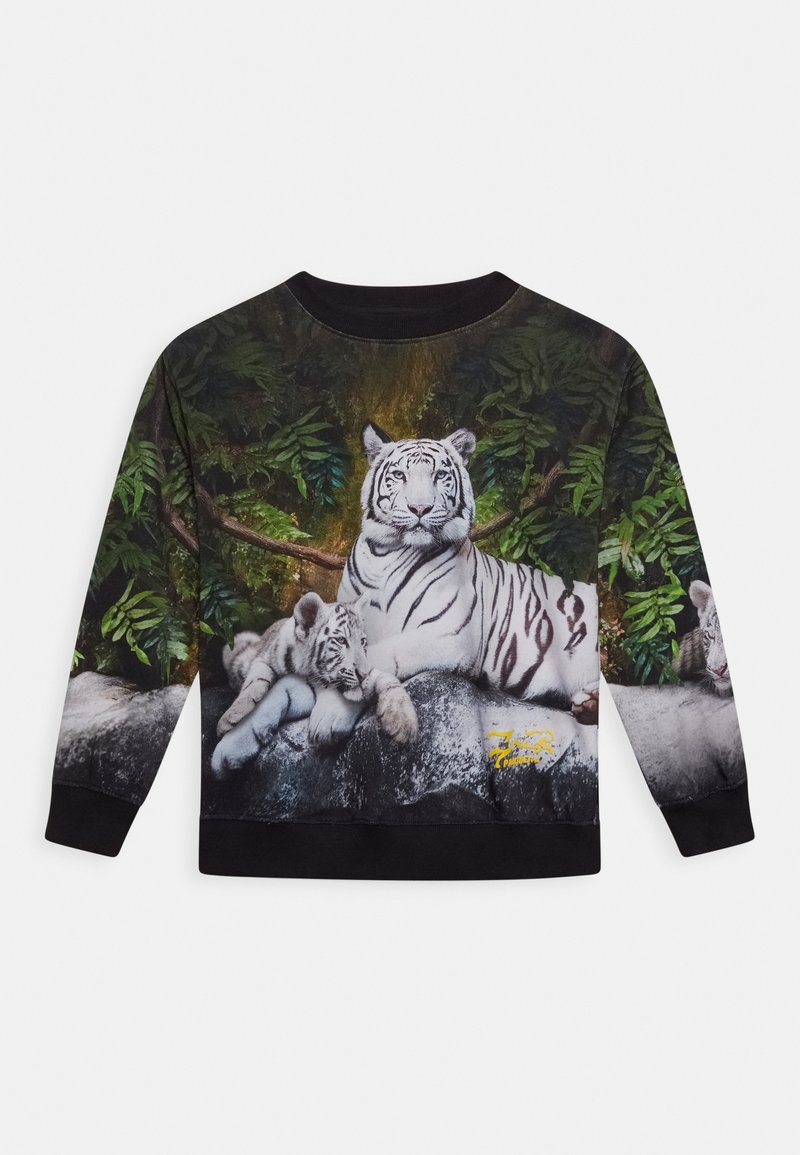 Sweat-shirt noir avec une impression détaillée d'un tigre blanc et de deux petits reposant sur des rochers dans un décor de jungle avec un arrière-plan de feuillage vert.