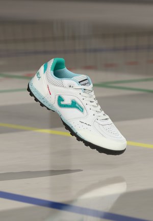 Scarpa sportiva bianca con accenti turchesi, design traforato, suola in gomma nera e logo sul lato. Leggera con colletto imbottito.