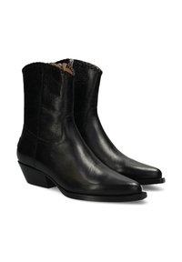 Botas de vaquero de cuero negro con punta afilada y tacón bajo. Parte superior texturizada con un cuello ligeramente ondulado y detalles de costura mínimos.