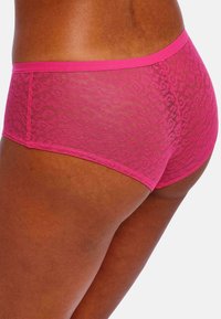 Roze kant hipster ondergoed met een semi-doorzichtige textuur, voorzien van een bloempatroon en een gladde tailleband. Ontworpen voor comfort en pasvorm.