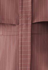 Niet geselecteerd, pink pinstripe