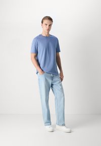 BOSS THOMPSON - Basic póló - open blue thirty