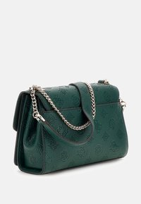 Groene leren handtas met textuur, voorzien van een zilveren kettinghengsel, met een klepafsluiting en gegraveerde floralpatronen op het oppervlak.