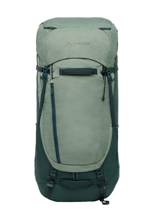 Sac à dos de trekking vert avec surface texturée, bretelles ajustables et poches latérales. Il possède un grand rabat supérieur et des accents de couleur contrastée.