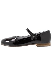 Černá lakovaná Mary Jane bota s kulatou špičkou, plochým podpatkem a květinovým akcentem blízko řemínku. Hladký povrch, elegantní design.