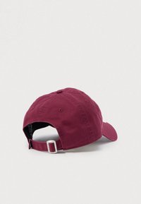 Bordová bavlnená baseballová čiapka s oblúkovým šiltom, nastaviteľným pásikom vzadu, vybavená priedušnými očkami a textúrovaným povrchom.