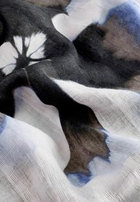 Šála - navy tie dye floral