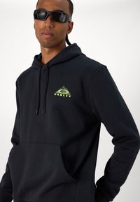 Oakley GRAPHIC PEAK HOODIE - Pulover s kapuco - blackout