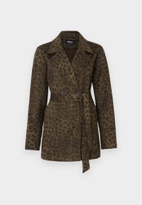 Leopardmönstrad trenchcoat i olivgrön färg med omslagdesign, stor krage, långa ärmar och bälte i midjan. Har dubbel knappstängning.