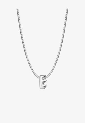 Srebrna ogrlica z fina verigo in poliranim obeskom v obliki male črke "e" kot osrednji element. Preprost dizajn z gladko teksturo.