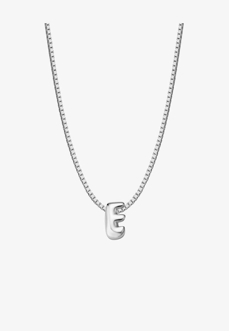 Sudraba kaklarota ar smalku ķēdi un pulētu mazā burta "e" piekariņu kā galveno akcentu. Vienkāršs dizains ar gludu tekstūru.