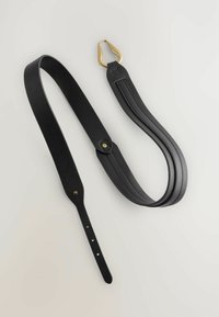 Cintura in pelle nera dal design elegante, con fibbia in metallo color oro e superficie liscia. Include diverse fori di regolazione.