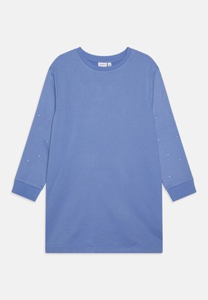 Niebieska longsleeve z miękkiej bawełny, z okrągłym dekoltem i małymi metalowymi ćwiekami wzdłuż rękawów. Prosty, luźny krój.