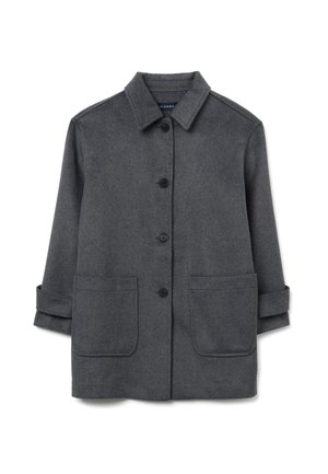Manteau en laine grise avec un col, fermeture à boutons et deux grandes poches plaquées. Dispose de poignets retroussés et d'une texture douce.