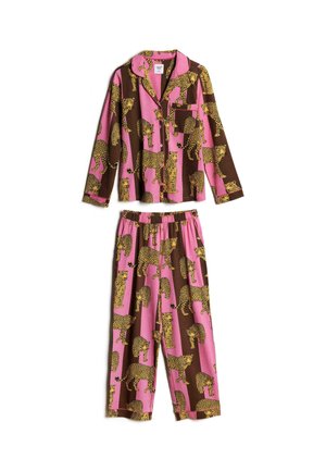 Chemise avec des rayures verticales roses et marron foncé comportant des illustrations de léopards jaunes, des boutons roses, une poche poitrine et un col cranté.