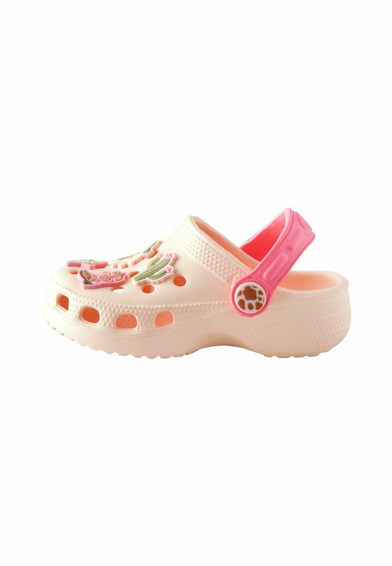Helle rosa Clogs mit einer strukturierten Oberfläche, versehen mit bunten Kunststoffverzierungen und Löchern zur Belüftung. Verstellbarer Riemen auf der Rückseite.