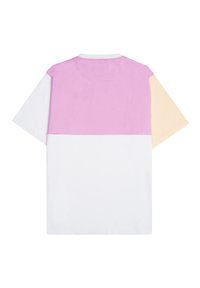 Camiseta de manga corta con un diseño a bloques de color en secciones de rosa, blanco y amarillo. Fabricada en suave algodón, tiene un escote redondo.