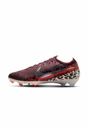 Crampon de football Nike bordeaux avec un swoosh argenté, des accents imprimés animaliers rouges et noirs, et des crampons sous la semelle pour une bonne traction sur l’herbe.