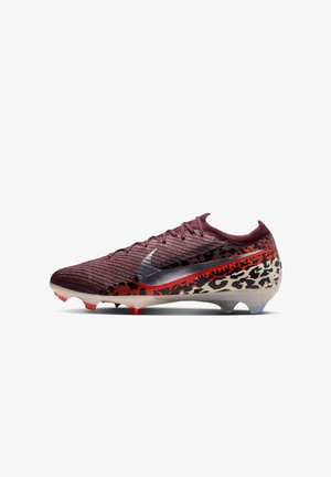 Crampon de football Nike bordeaux avec un swoosh argenté, des accents imprimés animaliers rouges et noirs, et des crampons sous la semelle pour une bonne traction sur l’herbe.