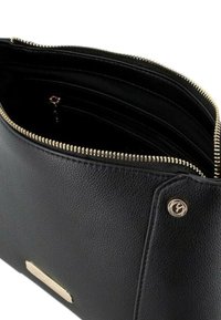 Borsa in pelle nera a effetto granato con chiusura a zip, hardware in tonalità oro e molteplici scomparti interni, caratterizzata da un dettaglio con logo sul lato.