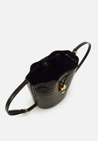 Svart krokodilprägling läder bucket bag med rundad topp, guldfärgade detaljer och en enkel axelrem. Insidan har en slät yta.