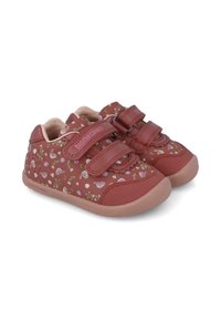 Zapatillas infantiles con un patrón floral en burdeos, hechas de material sintético, con tiras de velcro y una suela de goma texturizada.