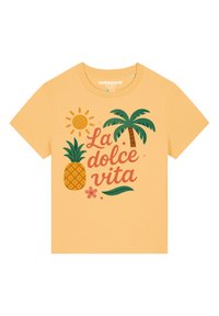 Geel katoenen T-shirt met ronde hals, voorzien van een graphic van een zon, ananas, palmboom en de zin "La dolce vita" in roze en groen.