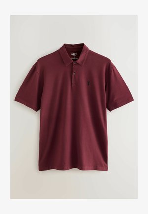 Bordowa koszulka polo z klasycznym kołnierzykiem, krótkimi rękawami i małym czarnym logo na piersi. Wykonana z miękkiego materiału bawełnianego. Regularny krój.