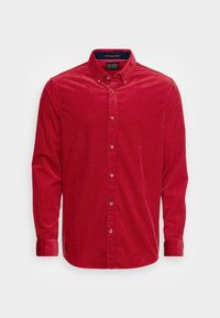 Camisa de franela roja de botones con cuello, mangas largas y un patrón acanalado texturizado. Presenta una tela oscura en el interior del cuello.