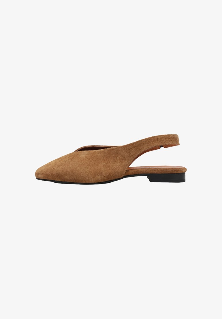 Zapato plano de ante marrón con correa trasera, punta puntiaguda y tacón bajo negro, mostrado de perfil lateral sobre fondo blanco.
