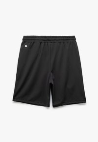 Shorts deportivos negros de tela suave con una cinturilla elástica y un pequeño logo decorativo en el lado izquierdo. No hay bolsillos visibles.