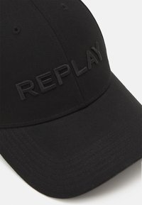 Cappellino da baseball nero con testo ricamato "REPLAY" sul pannello frontale in filo nero abbinato.