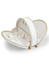 Estuche para joyas de cuero blanco con cierre de cremallera, acentos dorados, forro interior suave y compartimentos para organizar los artículos.