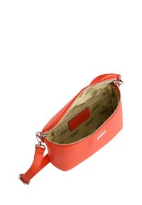 Rund orange læder crossbody taske med en tekstureret finish, sølv lynlås lukning og et beige interiør med et gentagende brandlogo mønster.