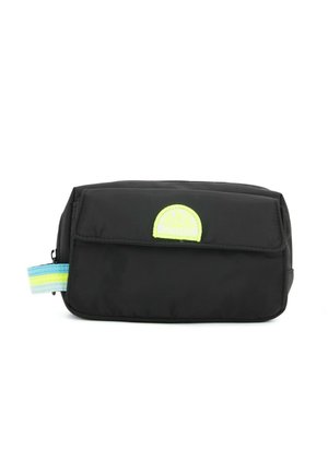 Bustina rettangolare nera con patta frontale e logo a semicerchio giallo neon, con un anello laterale con strisce blu e verdi.