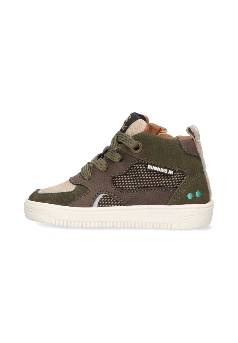 Hoge sneakers in olijfgroen en beige, met suede en mesh materialen, ronde neus, contrasterende accenten en een getextureerde rubberen zool.