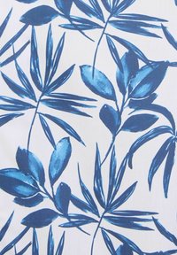 Blauw tropisch bladerenpatroon op witte stof, met verschillende vormen en maten bladeren en een aquareltextuur.